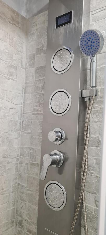 Case di Paola via Crisanzio Bari Esterno foto